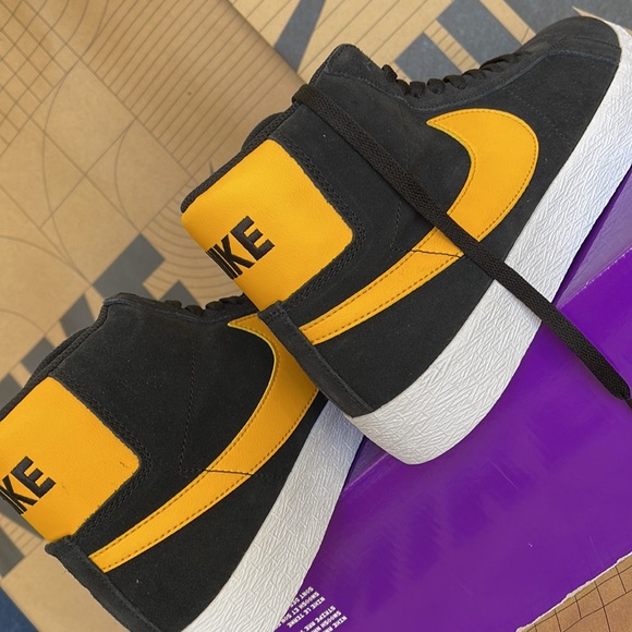 Nike SB ZOOM BLAZER MID Black/University Gold-Black WMNS - Picture 15 of 16